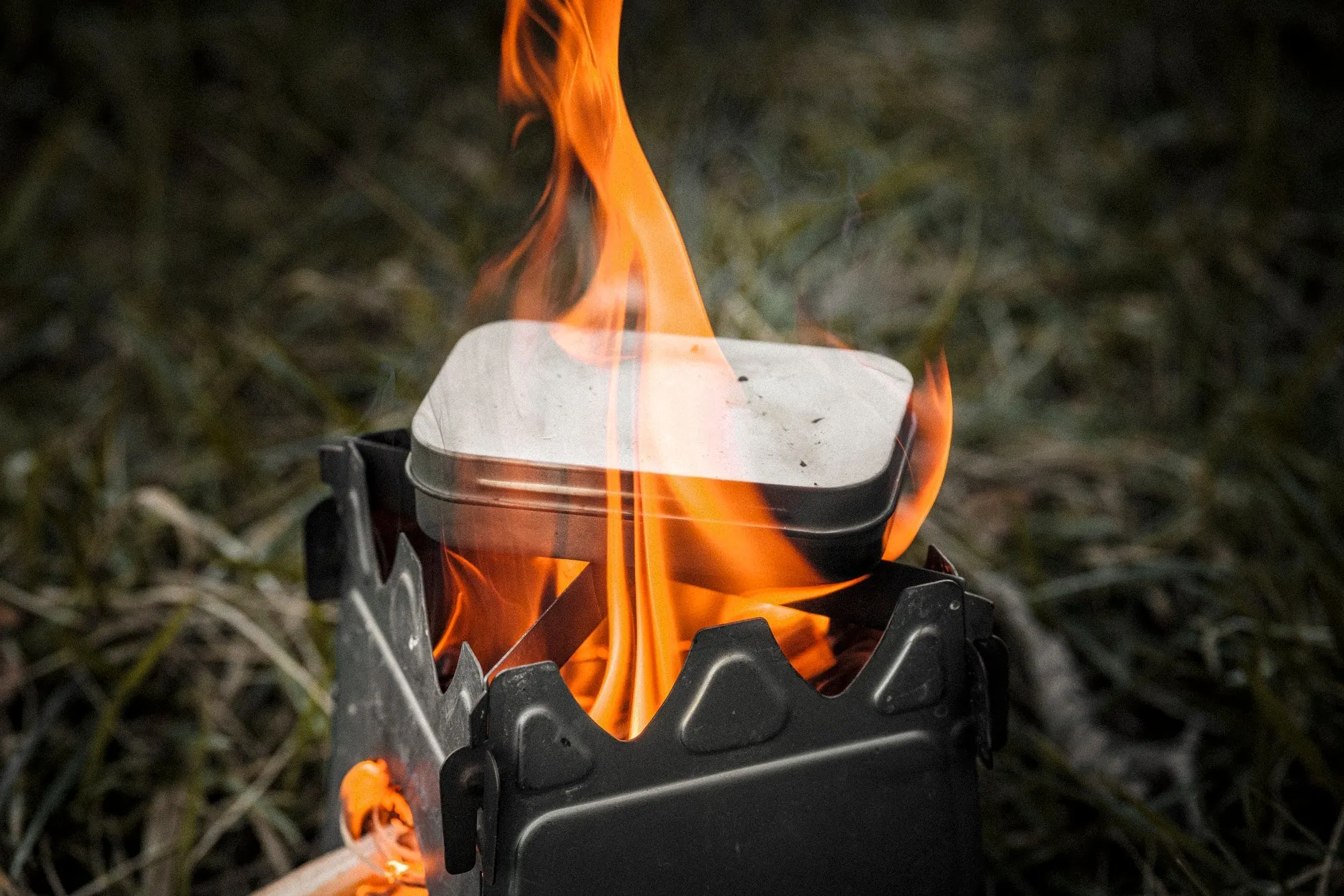 Durable Metal Tin with Lid for Charring and Storage – Compact and Versatile