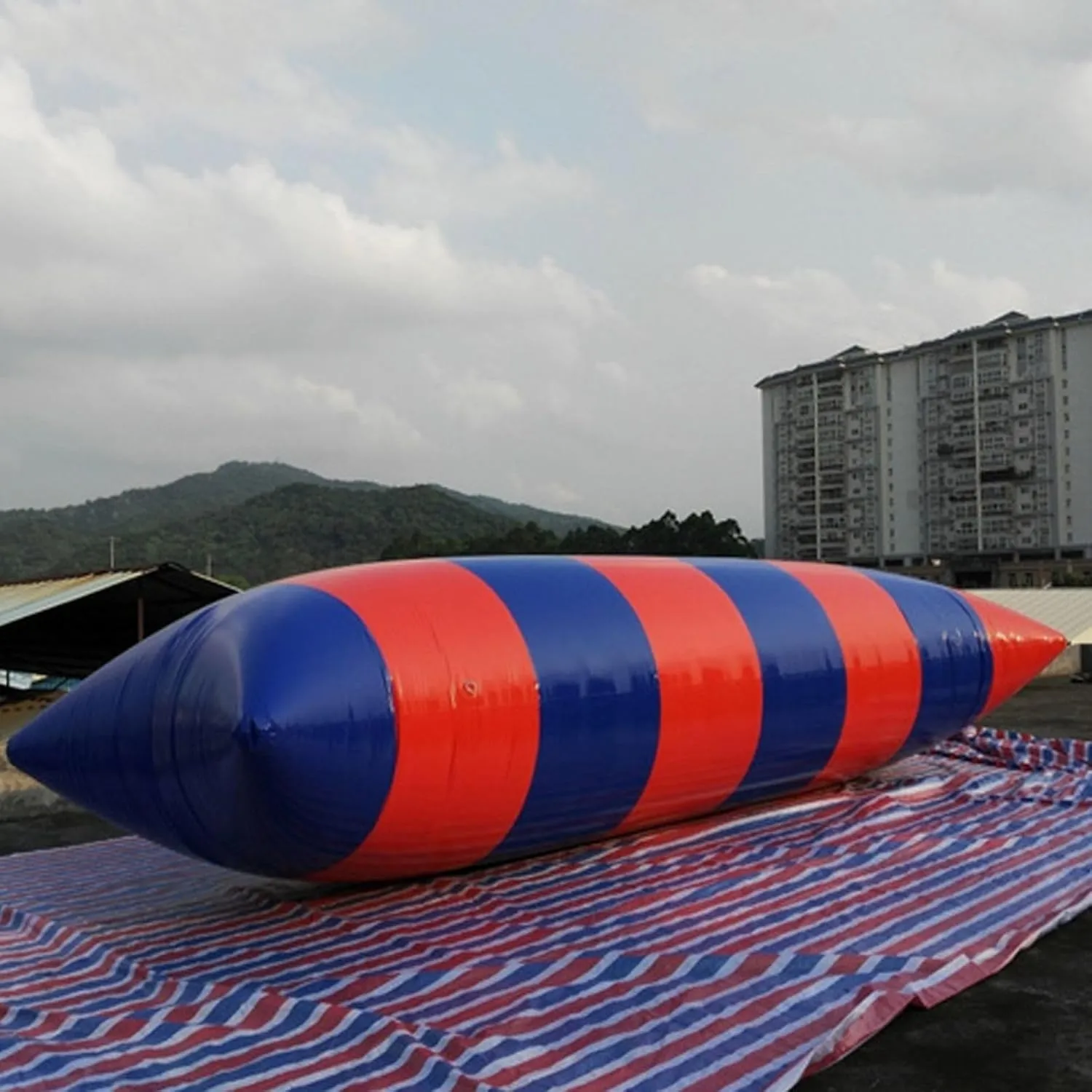 Inflatable Water Catapult Blob, Inflatable Water Drop Jumping Bag, Water Inflatable Catapult Bag Jumping Pillow with Air Pump, Suitable for Adults and Children