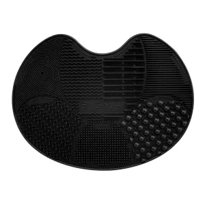 Sigma Beauty Makeup Brush Cleaner Mat – Sigma Spa Express Silicone Makeup Brush Cleaning Mat with Suction Cups for Cleaning Makeup Brushes, Compact Design Fit for Any Travel Makeup Kit (Black)